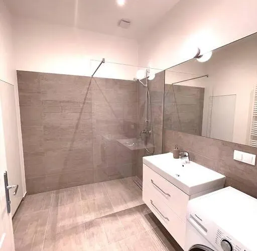 Brand New Spacious & Stylish Aptmt In City-centre *